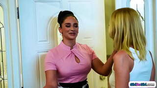 Väikesed tissid blond con artist teeskleb, et suured tissid milfs põgenenud stepdaughter ja leiab ise saada tema karvane kiisu lakkus tema kasuema