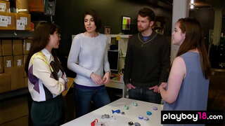 Әуесқой трах олар төртеу отырып, аш болмады милф домохозяйками