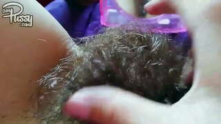 Аматерски девојка со влакнести пичка masturbates спротивниот огледало