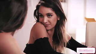 Busty dominan boss hayang nempo nya ketang brunette pagawé perky tits lamun manéhna hayang tetep job nya.Manéhna susunan dirina dina tuur nya ka ngaletak pussy nya