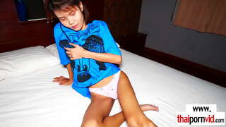 Whīroki brunette amateur asian bargirl eke i runga i te pākehā te tikaokao