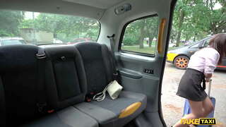 Fals Taxi Mina Moreno follar en un taxi