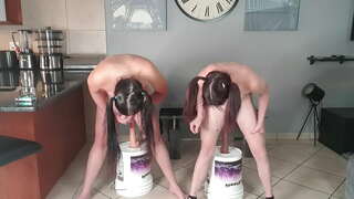 2 telanjang kecil nak sangat adakan pigtailed pelacur kedua-dua melakukan dildo mencangkung fuck cabaran bersama-sama | dildo menaiki