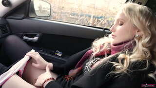 Student tifla kbira loudly kif hi żewġ wara l-sess her.