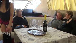 Официантка Бардык Сураңыз....