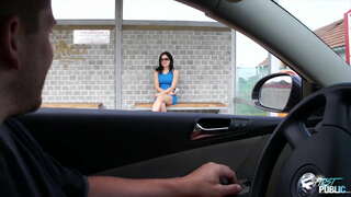 Imundo cara escoller solitario bebé na estación de autobuses, mostrando-lle o quão legal é público foder na natureza