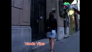 Brunette خوبصورتی سارہ کے ساتھ نیلے رنگ قدرتی چوچیان بھاڑ میں تمام عہدوں پر