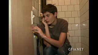 Poiss istub ja stares