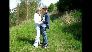 Potężny koleś posuwa gorącą słodką