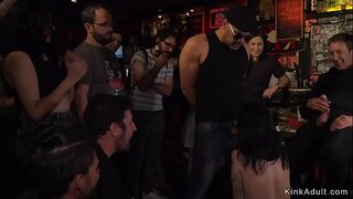 Рабыню брюнетку евро кандай болсо, баре заставили лизать жана сосать мүчөсү
