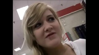 ���្តៅឆ្កេស្រឡាញ់ដើម្បីចំណាយពេលដ៏ធំមួយឈ្មោះឌីនៅក្នុងមាត់របស់នាង