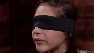 Blindfolded brunette éndah budak Abella Bahaya lebay cock ka master Bill Bailey mangka manéhna kasar anal ramo jeung fucks nya dina tindakan ngajadikeun babu