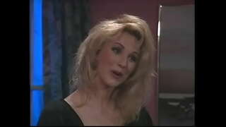 Mengagumkan wanita pirang menyebalkan ayam dan mendapat dia pink vagina kacau di sofa hitam