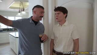 Petite Ébène Chanel Skye Ne Sexe Anal Avec De Grosses Queues Blanches